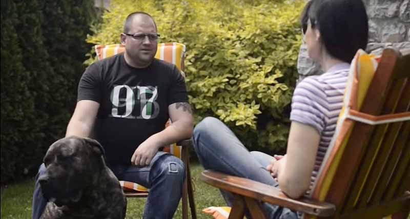 Vzreditelj psov, kateri obožujejo hrano Dino